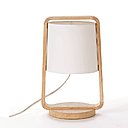 Douce lueur. Influence scandinave oblige, elle exprime l’éclairage dans toute sa simplicité avec ses lignes épurées. Lampe Legno, pied chêne et abat jour coton, 29 €, Alinéa.