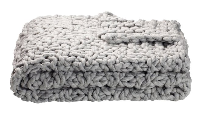 Gros tricot. Plaid réalisé en laine Chunky, issu de d’écheveaux peu filés, il est le modèle tendance, remis au goût du jour par les fans de tricot ! Plaid Chunky, 190 €, Home autour du monde.