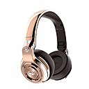 Immersion totale. Avec une technologie aptX®, qui permet de retranscrire une qualité sonore proche de celle d’un CD, trois modes d’écoute (filaire, Bluetooth et USB numérique), il a de plus une grande autonomie de 24 heures. Casque Elements Circum-Aural, 346 €, Monster.