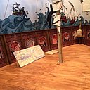 Ecoute les contes sur le pont du bateau corsaire.