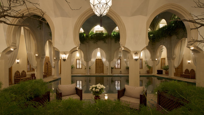 Dans le patio, les luminaires font écho à l’architecture du lieu. Dans le patio, les luminaires font écho à l’architecture du lieu.