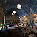 Les murs du salon sont habillés de 2300 losanges de soie figurant autant de pixels et représentant la place Jemaa-el-Fna, célèbre place publique situé au sud-ouest de la Médina.