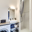 La salle de bains a été entièrement réagencée. L’ancienne baignoire qui prenait trop de place a été remplacée par une douche et un plan vasque. Dessous, un espace a été créé pour placer le lave-linge et des rangements bien pratiques.