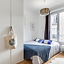 La chambre, d’une superficie d’environ 7m² accueille une grande armoire et un lit deux places.