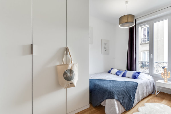 La chambre, d’une superficie d’environ 7m² accueille une grande armoire et un lit deux places.