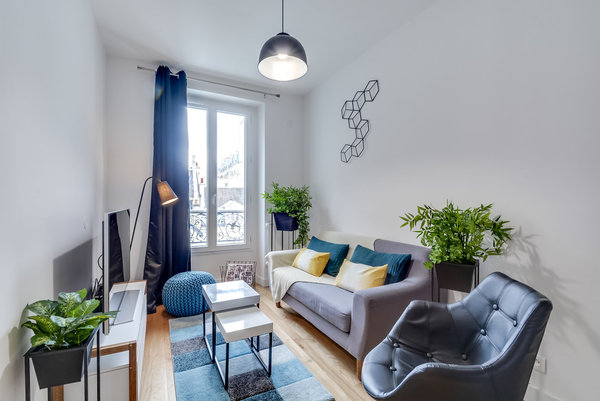 La décoration du salon fait la part belle au design et décline un camaïeu de tons bleus.