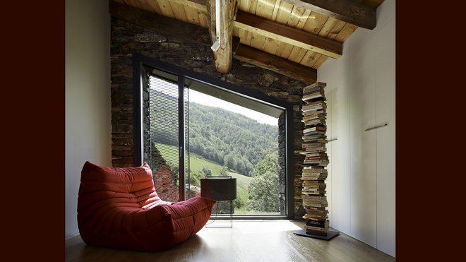 Dans un chalet, à la montagne, les fenêtres en aluminium s’adaptent aux soupentes et matériaux rustiques des constructions traditionnelles.