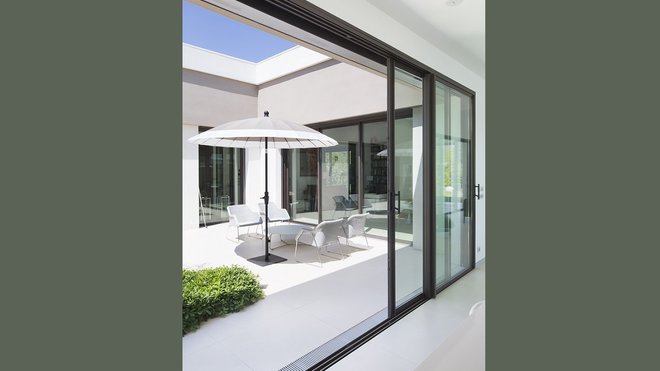 Les baies coulissantes permettent de créer une liaison entre l’intérieur et l’extérieur et une ouverture optimale des espaces, très agréable aux beaux jours.