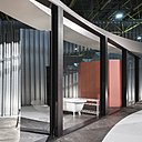 Les façades extérieures de la Solo Office sont faites de panneaux ultras légers pouvant s’ouvrir intégralement, offrant ainsi un lien direct entre dedans et dehors. Cet intérieur a été exposé à la Biennale Interieur 2016 de Courtrai, du 14 au 23 octobre 2016.