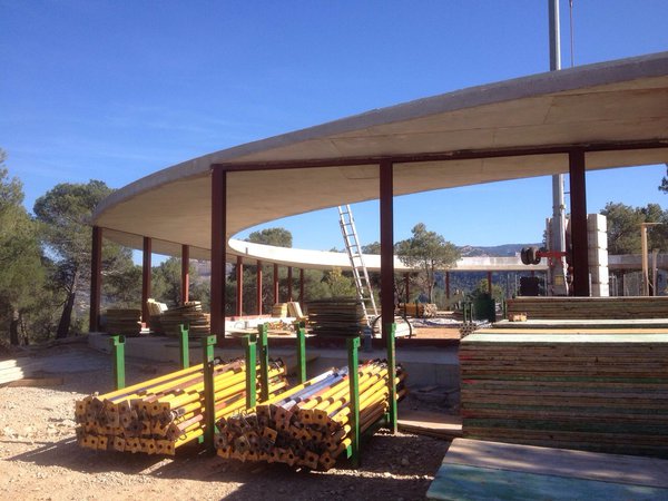 La maison est conçue pour être autonome et passive. Les panneaux photovoltaïques fourniront l'énergie thermique et électrique, qui sera stockée dans des réservoirs tampons. L'eau est collectée sur le site lui-même et recyclée après utilisation.