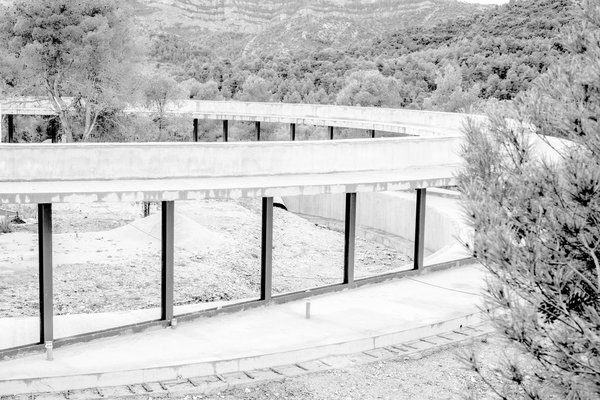 Le plateau lui-même compose la forme architecturale de base qui minimise ainsi son emprise au sol.