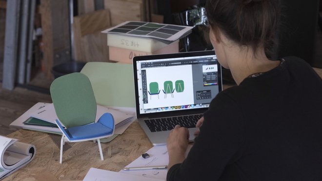 Fauteuil tout en courbes, composé d’une structure contrastante évoquant subtilement les branchages d’un arbre ou les bois du cerf, le roi de la forêt. Une attention particulière a été apportée au confort du fauteuil ainsi qu’aux assemblages des  parties bois. Création Les M Studio avec la collaboration d’Alexander Hay, ébéniste et Laurence Girard, tapissière d’ameublement