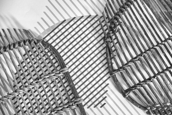 Plateaux inspirés des fonds de paniers en osier. Ils offrent une double fonction, utilisés comme plateaux de service ou exposés au mur comme des trophées chassés en pleine forêt du Périgord Vert. Le cuir met subtilement en valeur le travail de vannerie. Création Les M Studio avec la collaboration d’Adrian Charlton, vannier et osiériculteur.