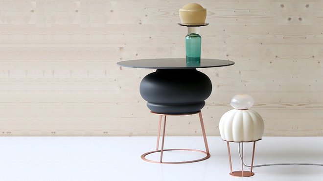 Mini Lee, table d’appoint et lampe en cuivre, verre, plastique ABS et Corian ®. Création Studio Hanna Krüger, 2014. Mini Lee, table d’appoint et lampe en cuivre, verre, plastique ABS et Corian ®. Création Studio Hanna Krüger, 2014.