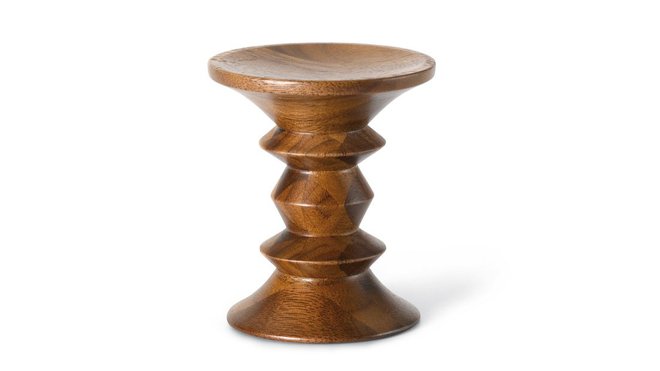 Walnut stool, tabouret en bois massif. Création Charles et Ray Eames, 1960, éditée par Herman Miller. Walnut stool, tabouret en bois massif. Création Charles et Ray Eames, 1960, éditée par Herman Miller.