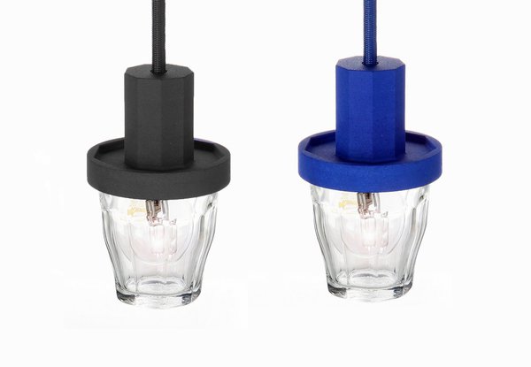 Lampes à suspendre Picardie en verre industriel Duralex et TPE (élastomère thermoplastique) bleu, gris clair ou anthracite (diamètre 8 x H 18,5 cm). Création 5.5 designstudio, gamme Iconic Serie.