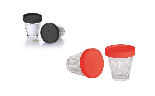 Salière et poivrière Monsieur Sel et Madame Poivre en verre industriel Duralex et TPE alimentaire (Diamètre : 7 x H 7,7 cm). Création 5.5 designstudio, gamme Iconic Serie.