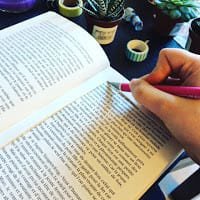 Découpez le texte du livre en profondeur, pour cela faire un premier contour, enlevez les pages, découpez au cutter et au fur et à mesure évidez jusqu'à obtenir une profondeur de 2 à 3 cm.