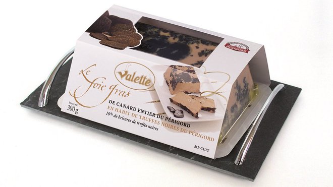Foie gras habit de truffes fourreau et plateau d'ardoise.