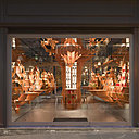 La vitrine et face extérieure composent une fenêtre monumentale sur la rue.