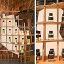 Le mobilier se compose d’étagères, tantôt armoires réfrigérantes, tables ou encore colonnes à sentir.