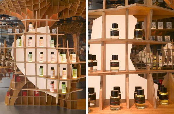 Le mobilier se compose d’étagères, tantôt armoires réfrigérantes, tables ou encore colonnes à sentir.