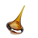 Vase Les Perles d’eau qui rappelle à la créatrice les gouttes de rosée déposées dans le jardin de son enfance. Création Marianne Guedin en 2014.