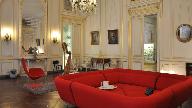 Dans le salon de compagnie, canapé modulable Yang de François Bauchet. Ouvert ou fermé, il se compose de 4 éléments pour créer un espace de vie. Bouilloire et Mug, création Naoto Fukasawa, en 2008 et 2007. Chaise Clay Furniture, création Maartens Baas en 2011. Dans le salon de compagnie, canapé modulable Yang de François Bauchet. Ouvert ou fermé, il se compose de 4 éléments pour créer un espace de vie. Bouilloire et Mug, création Naoto Fukasawa, en 2008 et 2007. Chaise Clay Furniture, création Maartens Baas en 2011.