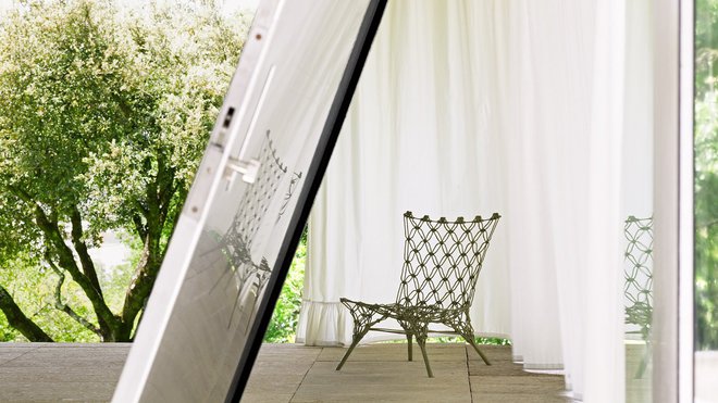 Figurant du macramé, la chauffeuse Knotted Chair possède une structure tressée en fibres de carbone imprégnées de résine époxy rigide. Mais visuellement, elle ressemble à un hamac. Elle associe des techniques de production industrielles à un savoir-faire artisanal. Conçue en 1996, ce siège créé par Marcel Wanders a été édité par Cappellini jusqu’en 2011. Figurant du macramé, la chauffeuse Knotted Chair possède une structure tressée en fibres de carbone imprégnées de résine époxy rigide. Mais visuellement, elle ressemble à un hamac. Elle associe des techniques de production industrielles à un savoir-faire artisanal. Conçue en 1996, ce siège créé par Marcel Wanders a été édité par Cappellini jusqu’en 2011.