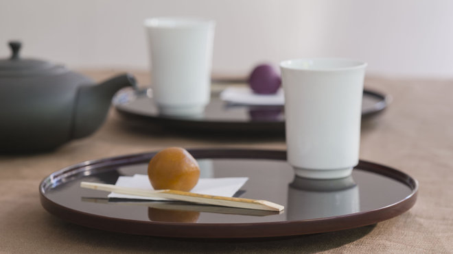 Plateaux laqués et théière en terre, incontournables éléments de la dégustation du thé. Plateaux laqués et théière en terre, incontournables éléments de la dégustation du thé.