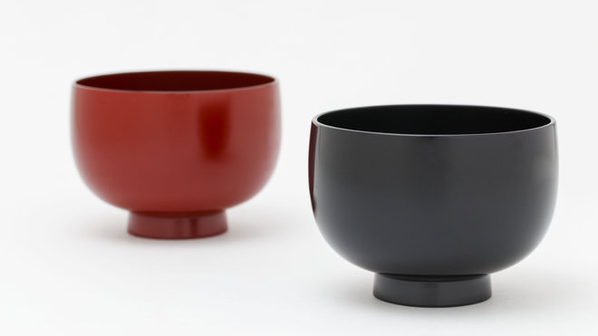 Bols en bois laqué aux proportions et aux couleurs parfaites. Bols en bois laqué aux proportions et aux couleurs parfaites.