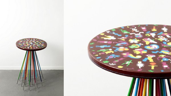 Fétiches, guéridon avec plateau en marqueterie polychrome de résine et cuir. Piètement en tiges d’acier. Création Bovy Bemberg, 2016.