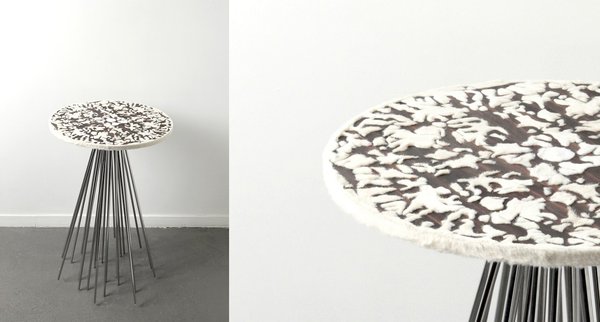 After Rorschach, guéridon avec décor de flocage et marqueterie d’ébène de Macassar. Piètement en acier inoxydable (Diam. 50  x H 75 cm. Création Bovy Bemberg, 2016. Edition limitée de 8 pièces + 3 épreuves d’artistes + 1 prototype.