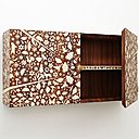 Intérieur du cabinet mural Meuble utile en bois plaqué avec marqueterie, réalisée selon la méthode Boulle. En palissandre du Brésil et sycomore. Bouton de porte en laiton brut (90 x 20 x H 45 cm). Création Bovy Bemberg, 2014. Edition limitée de 8 pièces + 3 épreuves d’artiste + 1 prototype.