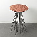 La Morale de l’eau, guéridon en marqueterie de bois de rose. Piètement en acier inoxydable (Diam. 50 x H 75 cm). Création Bovy Bemberg, 2016. Edition limitée de 8 pièces + 3 épreuves d’artiste + 1 prototype.