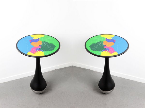 14 Billion Years, guéridon au plateau composé d’un assemblage de résine avec gravure (Diam. 50 x H 75 cm). Création Bovy Bemberg, 2016. Edition limitée de 8 pièces + 3 épreuves d’artiste + 1 prototype.