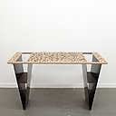 Un bureau, pièce en marqueterie réalisée selon la méthode Boulle. Plateau en wengé et chêne avec pieds en marqueterie d’acier noir poli, détails en cuir et chêne (130 x 60 x H 77 cm). Création Bovy Bemberg, 2014. Edition limitée de 8 pièces + 3 épreuves d’artiste + 1 prototype.