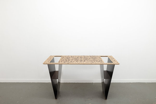 Un bureau, pièce en marqueterie réalisée selon la méthode Boulle. Plateau en wengé et chêne avec pieds en marqueterie d’acier noir poli, détails en cuir et chêne (130 x 60 x H 77 cm). Création Bovy Bemberg, 2014. Edition limitée de 8 pièces + 3 épreuves d’artiste + 1 prototype.