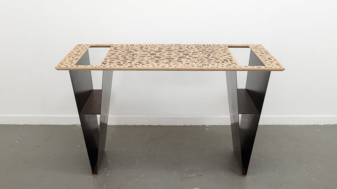 Un bureau, pièce en marqueterie réalisée selon la méthode Boulle. Plateau en wengé et chêne avec pieds en marqueterie d’acier noir poli, détails en cuir et chêne (130 x 60 x H 77 cm). Création Bovy Bemberg, 2014. Edition limitée de 8 pièces + 3 épreuves d’artiste + 1 prototype. Un bureau, pièce en marqueterie réalisée selon la méthode Boulle. Plateau en wengé et chêne avec pieds en marqueterie d’acier noir poli, détails en cuir et chêne (130 x 60 x H 77 cm). Création Bovy Bemberg, 2014. Edition limitée de 8 pièces + 3 épreuves d’artiste + 1 prototype.