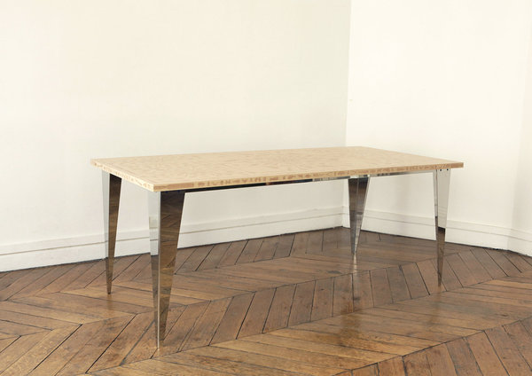 Abondance Topo, table en marqueterie réalisée selon la méthode Boulle. Plateau en peuplier argenté et érable avec pieds en inox poli ou acier peint (190 x 90 x H 75 cm). Création Bovy Bemberg, 2014. Edition limitée de 8 pièces + 3 épreuves d’artiste + 1 prototype.