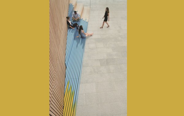 Les gradins sont à la fois un système d’assise et un code graphique.