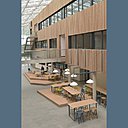 Les espaces dédiés à la cafétéria, isolés sur des podiums, offrent trois hauteurs de plan : tables hautes, tables de travail ou tables basses. Les espaces dédiés à la cafétéria, isolés sur des podiums, offrent trois hauteurs de plan : tables hautes, tables de travail ou tables basses.