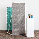 Derrière, inspiration Origami et pliage pour le papier-peint Nahka, coloris Emeraude, disponible dans 4 autres coloris (Sauge, Pouim, Santal et Violette). Devant, motif Sora décliné en 7 couleurs.