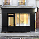 A l’extérieur, l’espace a conservé sa façade vitrée, un témoignage de la présence d’une ancienne boutique. La nouvelle devanture reprend le style des ateliers de l'est Parisien, mais l’intérieur est complètement contemporain et rationnalisé. A l’extérieur, l’espace a conservé sa façade vitrée, un témoignage de la présence d’une ancienne boutique. La nouvelle devanture reprend le style des ateliers de l'est Parisien, mais l’intérieur est complètement contemporain et rationnalisé.