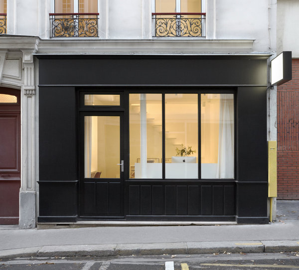 A l’extérieur, l’espace a conservé sa façade vitrée, un témoignage de la présence d’une ancienne boutique. La nouvelle devanture reprend le style des ateliers de l'est Parisien, mais l’intérieur est complètement contemporain et rationnalisé.