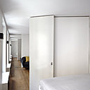 Unité supérieure sur un seul plateau. Côté chambre, mise en évidence de l’enfilade des trois fenêtres de l’espace supérieur décuplé par un jeu de miroir. Unité supérieure sur un seul plateau. Côté chambre, mise en évidence de l’enfilade des trois fenêtres de l’espace supérieur décuplé par un jeu de miroir.