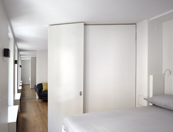 Unité supérieure sur un seul plateau. Côté chambre, mise en évidence de l’enfilade des trois fenêtres de l’espace supérieur décuplé par un jeu de miroir.