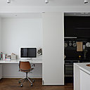 Unité inférieure à deux niveaux. Dans l’unité inférieure, le premier bureau, avec plan de travail fixe, est situé en continuité du mur de la cuisine qui se cache dans un placard. Unité inférieure à deux niveaux. Dans l’unité inférieure, le premier bureau, avec plan de travail fixe, est situé en continuité du mur de la cuisine qui se cache dans un placard.