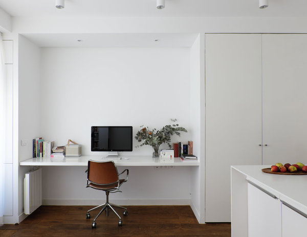 Unité inférieure à deux niveaux. Dans l’unité inférieure, deux portes occultent la partie technique de la cuisine lorsque le bureau est utilisé.