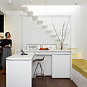 Unité inférieure à deux niveaux. Dans l’unité inférieure, le second poste de travail intégrant une tablette d’ordinateur peut être aménagé si besoin en tirant un plateau situé dans le bar. Plan de travail de l’îlot en Corian ® Dupont de Nemours. Unité inférieure à deux niveaux. Dans l’unité inférieure, le second poste de travail intégrant une tablette d’ordinateur peut être aménagé si besoin en tirant un plateau situé dans le bar. Plan de travail de l’îlot en Corian ® Dupont de Nemours.